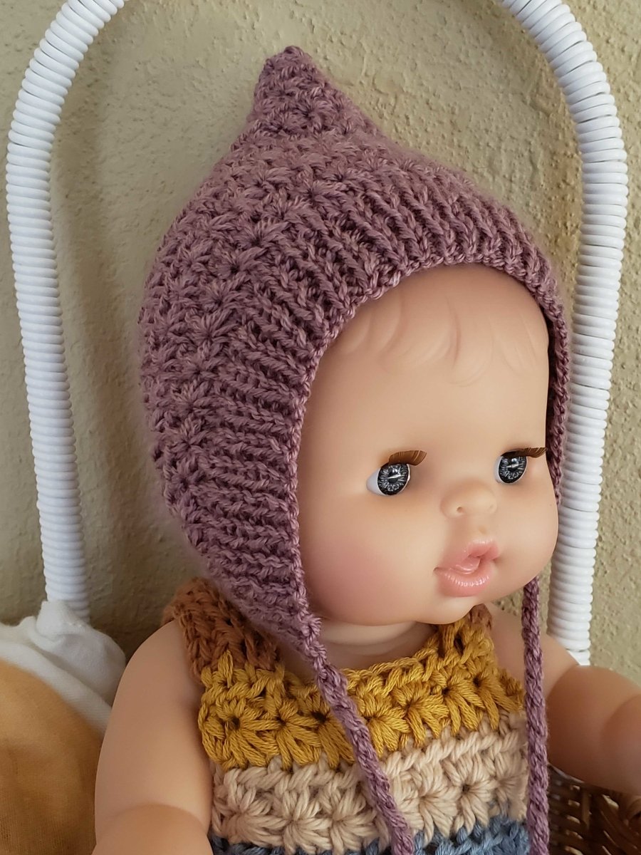 Bonnet de poupée au crochet des années 1920 avec rubans de soie. - France Bonnet de poupée au crochet des années 1920 avec rubans de soie. - France