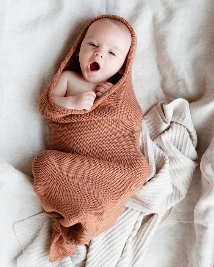 Marino Wool Baby Cocoon - Brick | Hvid | Bee Like Kids