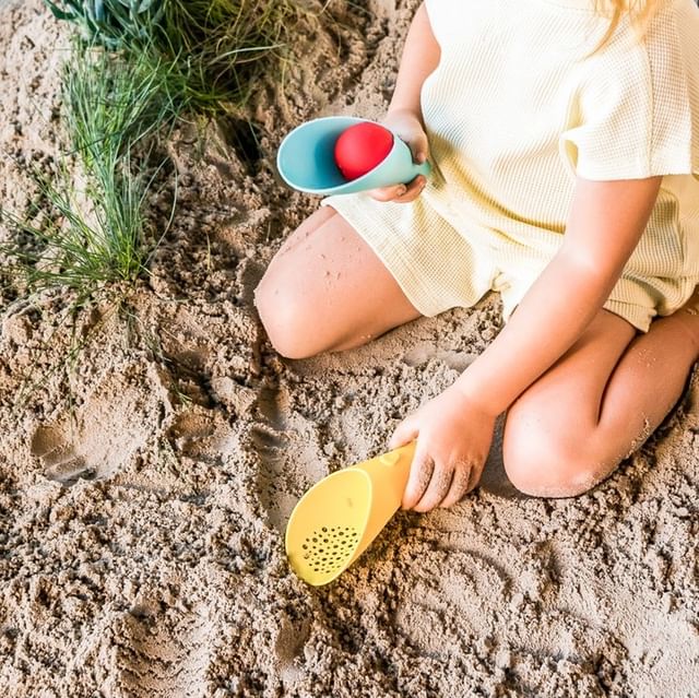 Quut Cuppi - Shovel, Sifter and Ball | Non Toxic Beach Toys